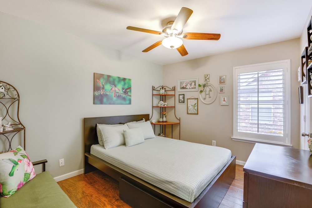 5 Mi to Lewisville Lake: Couple's Retreat w/ Yard