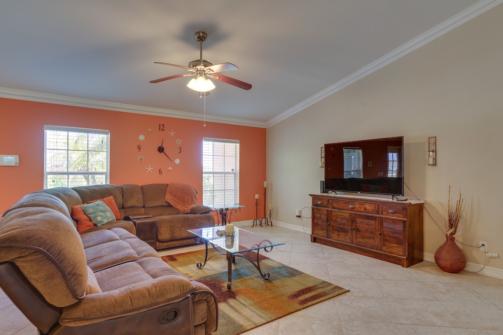 Family-friendly Home  10 Mi to Dtwn Cape Coral - Property Image 5