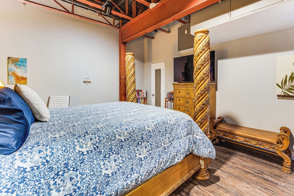 Walk to Corpus Christi Bay: Loft w/ Shaded Parking