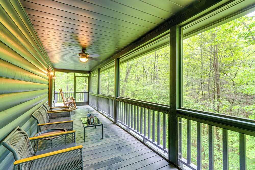 5 Mi to Dtwn Blue Ridge: Spacious Cabin w/ Hot Tub