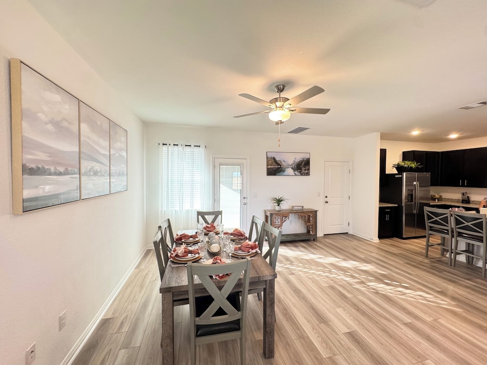 Modern 4BR New Home w Luxury Touches