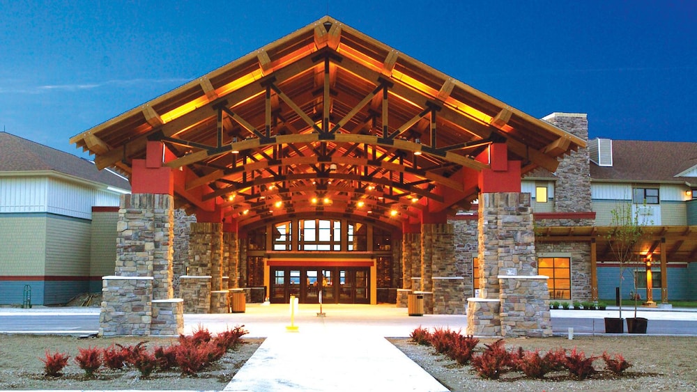 Hotel Kewadin St. Ignace Hotel - Image 1