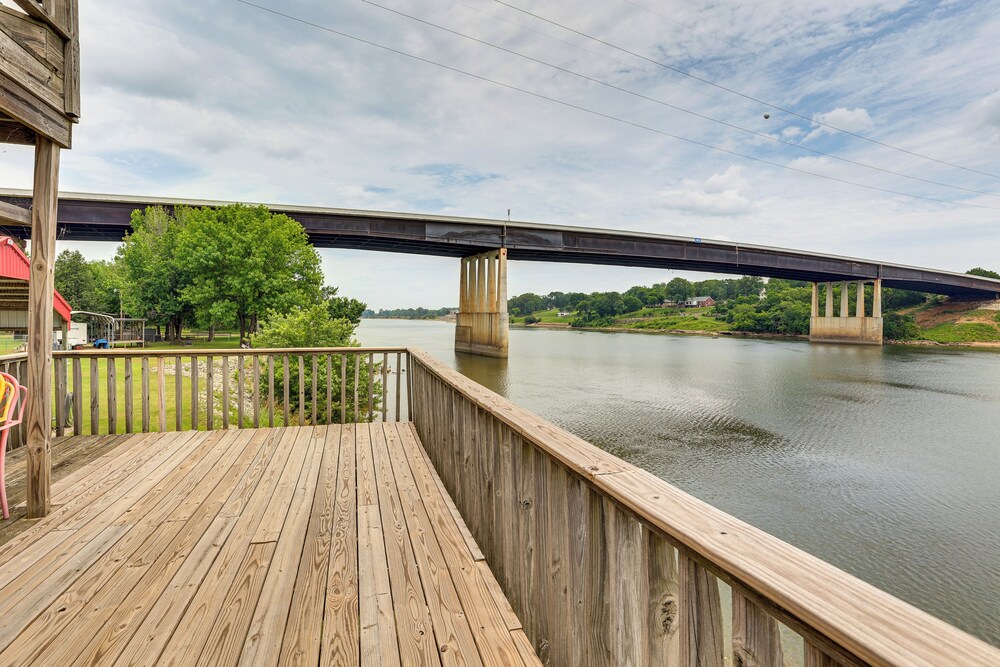 Tennessee River Retreat: Multi-level Deck & Views