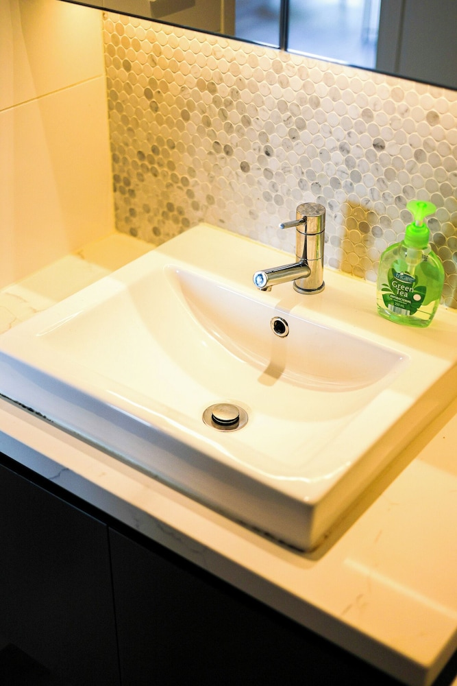 StayAU Stylish 2BR Central Box Hill