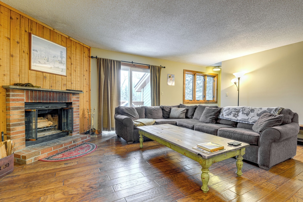< 1 Mi to Mt Snow: Charming Condo w/ Fireplace