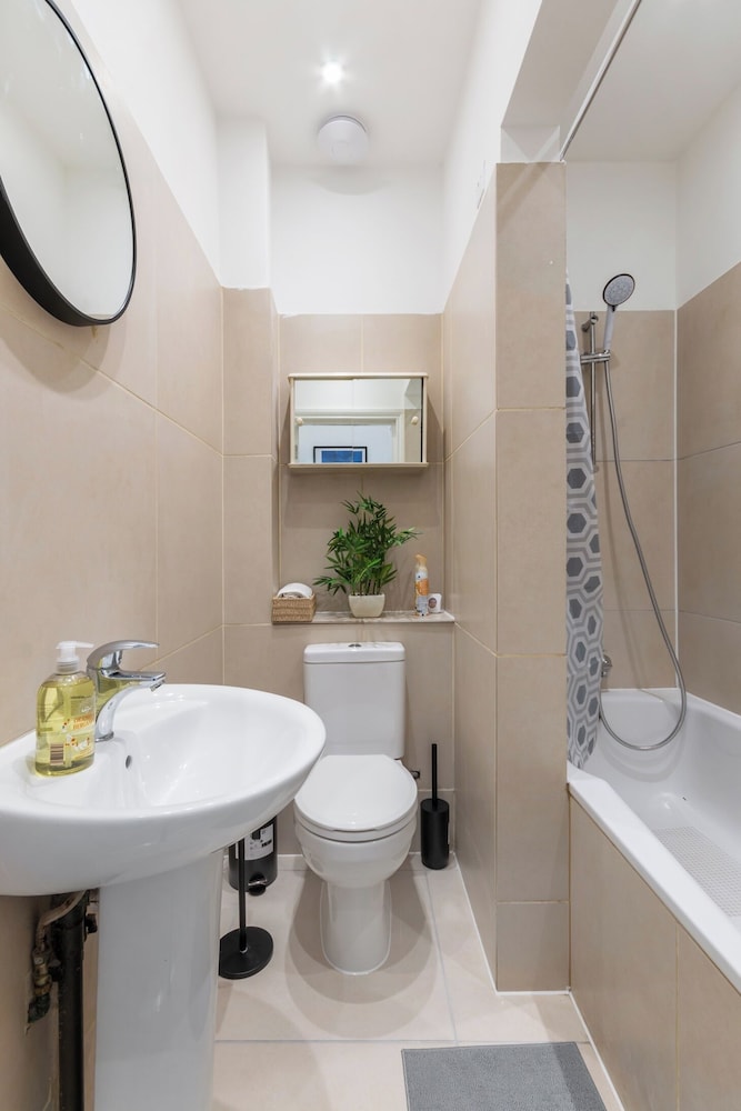 City Apartment - Sleeps 4 & Free Parking