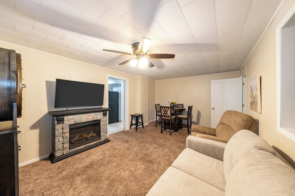 Spacious 3BR House With Firepit & Grill, Near Beach