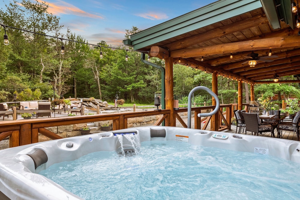 The Bigwood Cabin by Avantstay Hot Tub Firepit Pool Table Private Yard