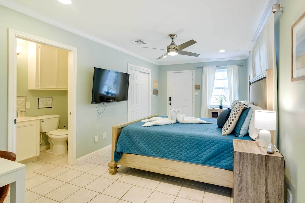 1 Block to Beach: Galveston Coastal Cottage