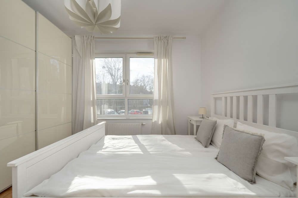 Modern Apartment in Wroclaw by Renters