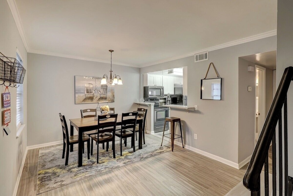 Renovated 2BR Hilton Head Home Walk to Shops