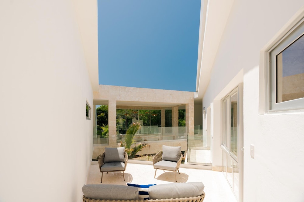 Modern 6 BDR Golf Front Villa in Luxury Beach Resort w Pool and Heated Jacuzziz