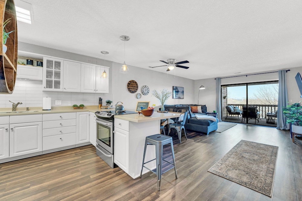 Bright Stylish Condo w/ Balcony