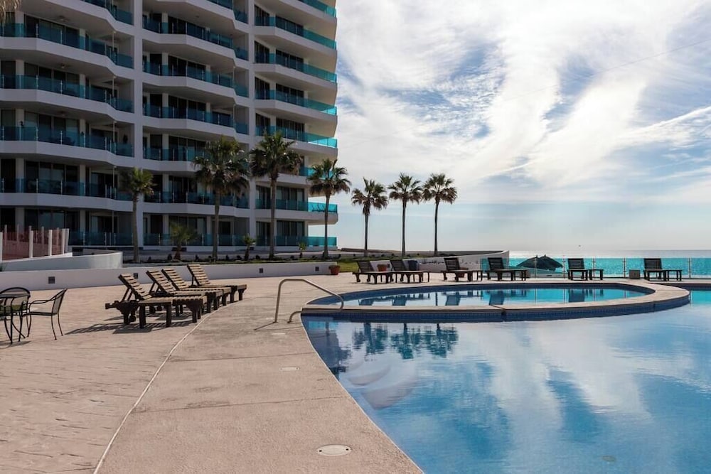 Luxury Beachfront Condo on Sandy Beach