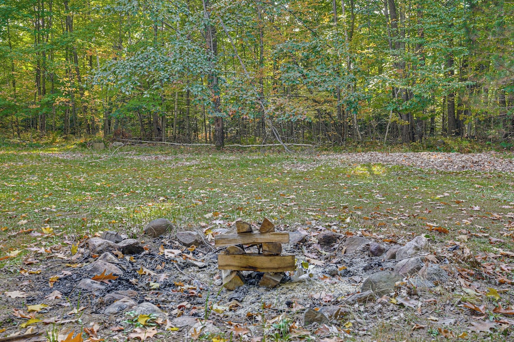 4 Mi to Lake: Secluded Northwoods Getaway
