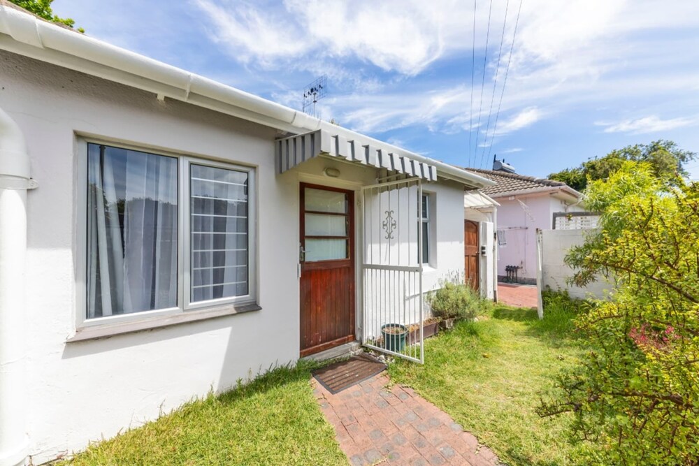 Peaceful 1BD Flat w/ Private Gardenrondebosch