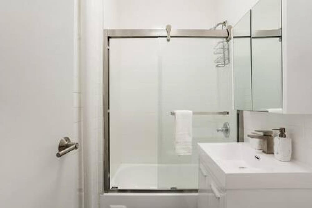 444-2e Modern 2BR Hell s Kitchen