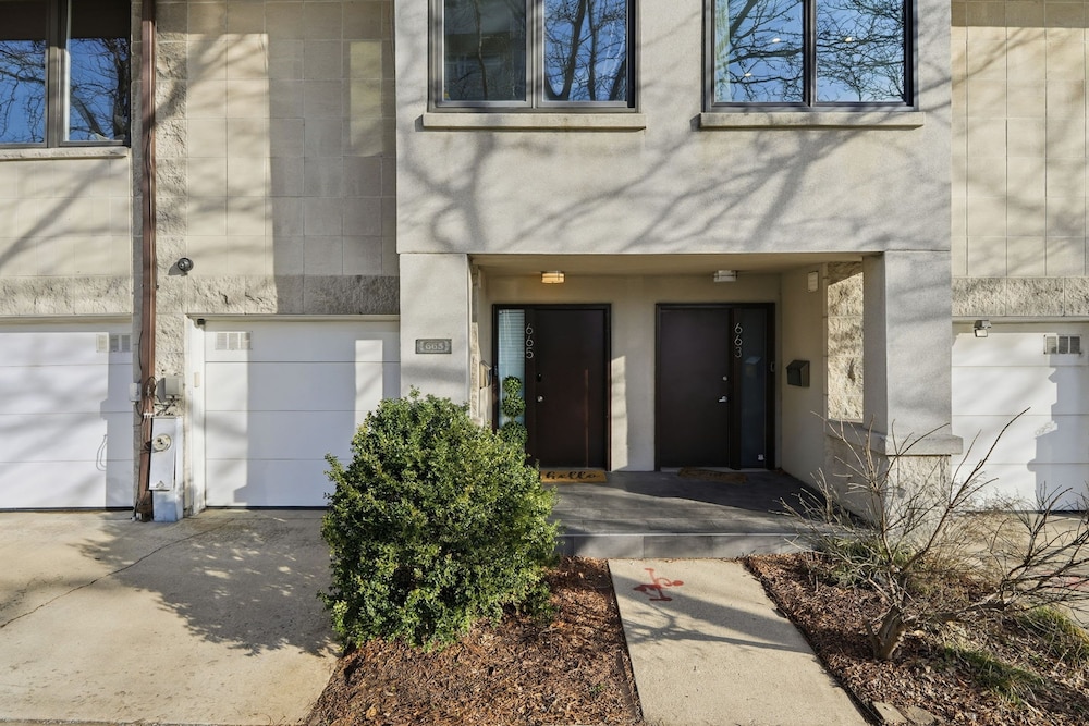Modern 4-bedroom Townhouse in River West