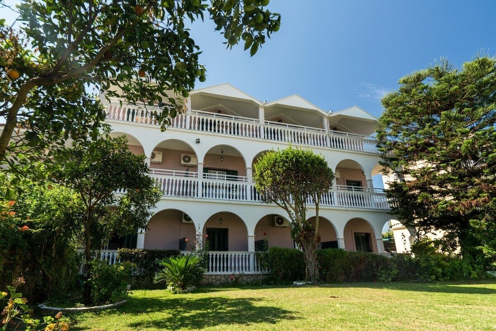 Hotel Alamis Hotel & Apartments - Image 1