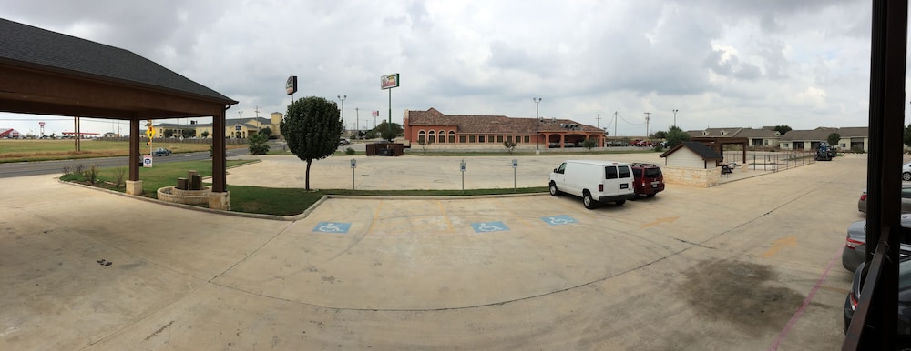 Pearsall Inn & Suites
