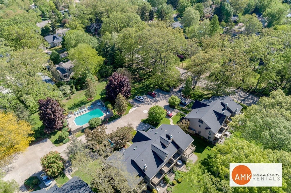 Charming Bayview - Downtown Condo With Pool