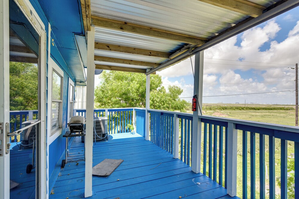 2 Mi to Public Beach: Pet-friendly Freeport Home!