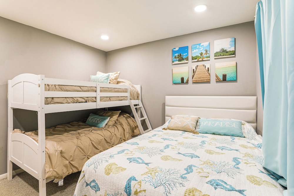 2 Mi to Rehoboth Beach: Condo w/ Pool Access!