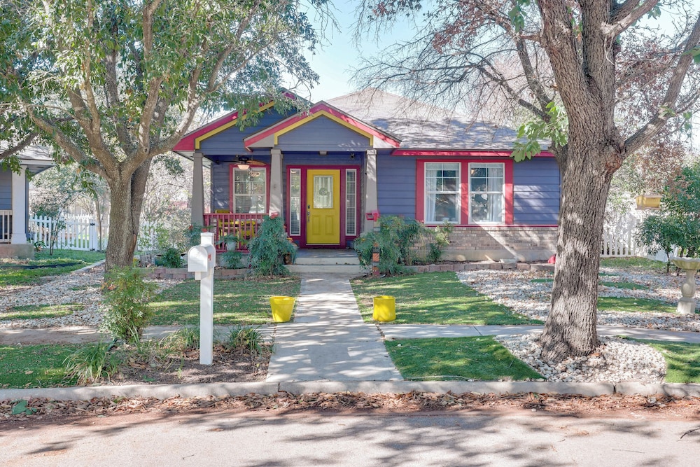 Dog-friendly Retreat w/ Yard, 22 Mi to Dtwn Austin