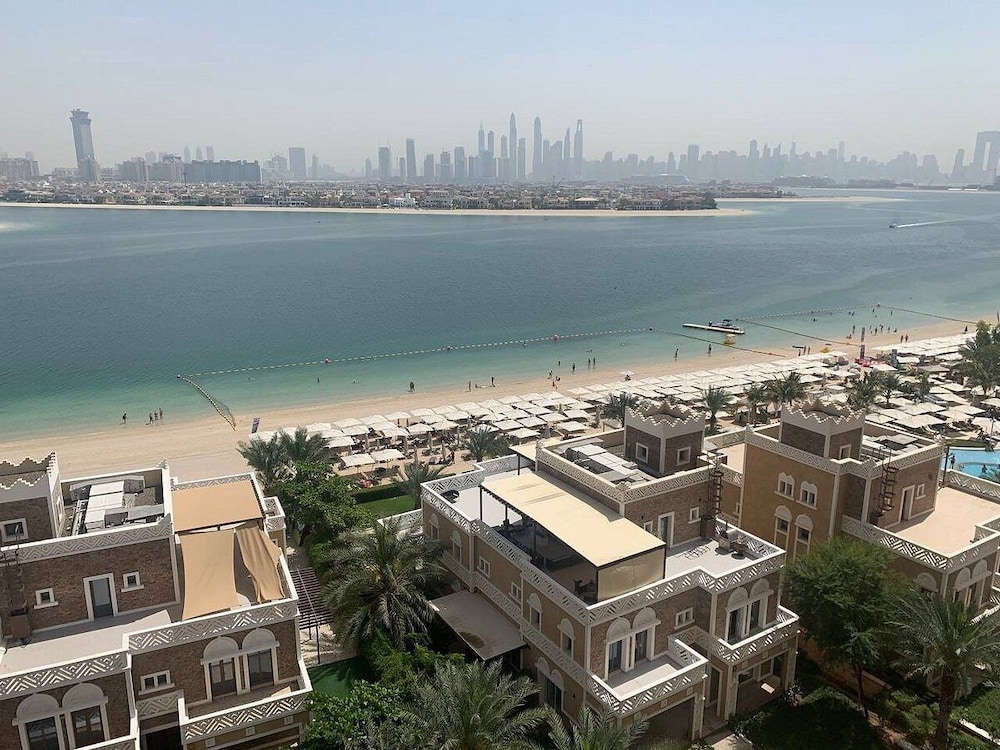 Massive 2 Bedroom with Palm View Balqis