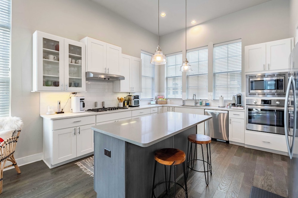 Modern Home, Private Balcony, Near Rainey & Lady Bird Lake Haus of Z