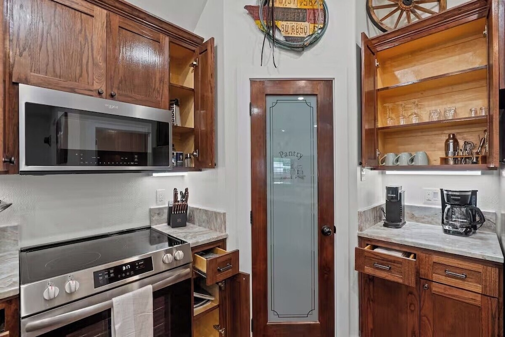 7 min to Stockyards- Cozy & Stylish Home