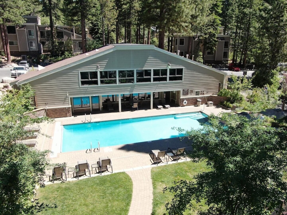 Lake Tahoe Vacations - Cartwright Corner Condo 4 Bedroom Townhouse by RedAwning - Property Image 18