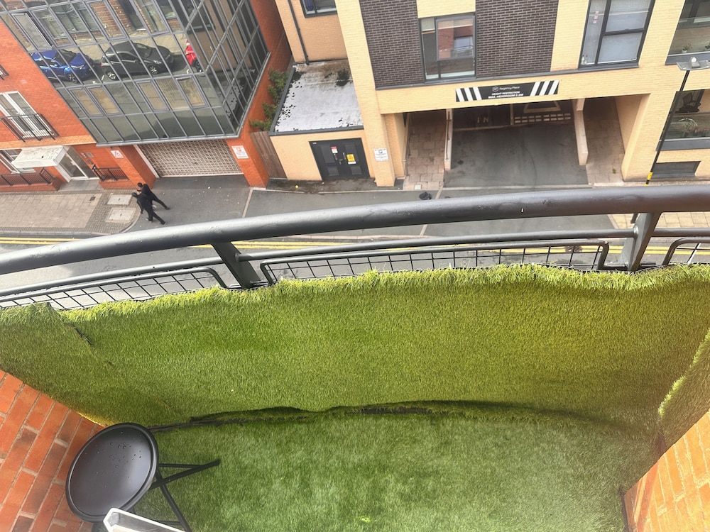 Charming Birmingham Apartment With Mini Balcony and Wifi With a Free Parking