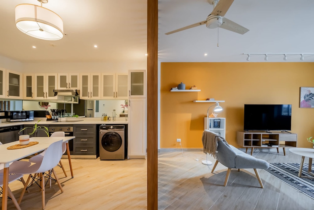 w Warm 1BR With Balcony in Panama