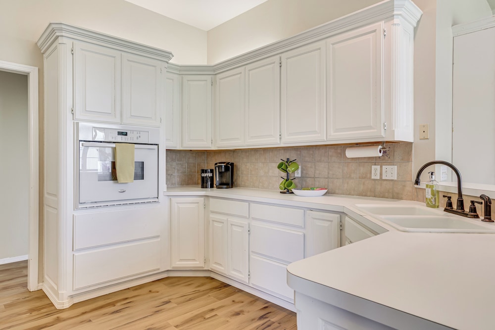 < 1 Mi to Oak Tree National: Cozy Getaway!