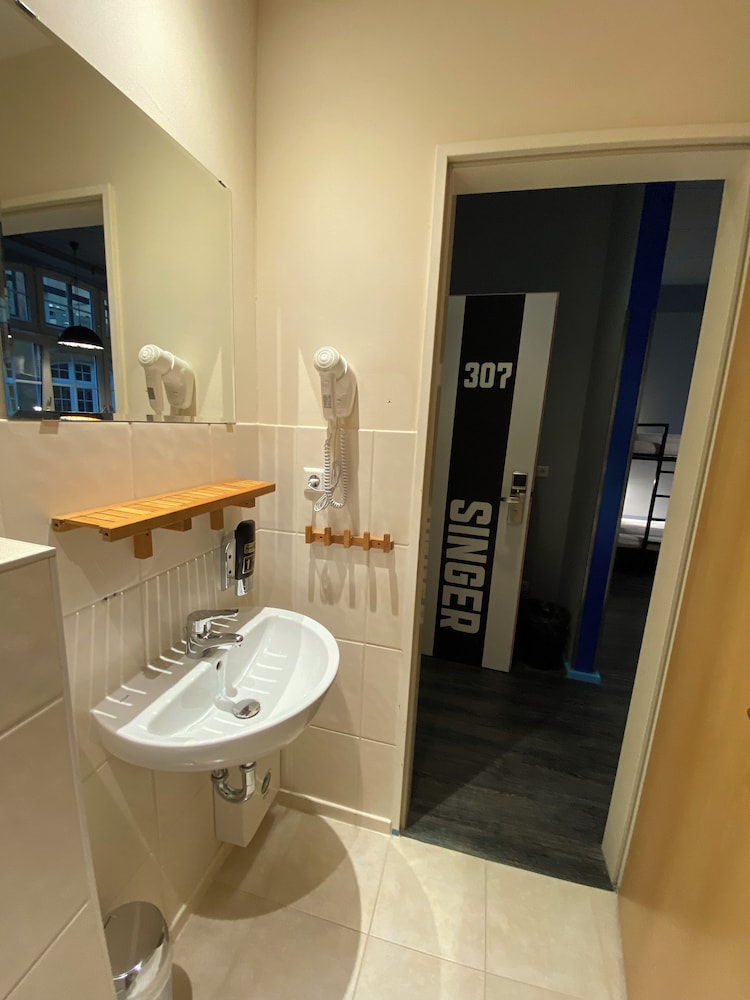 Singer109 Hostel