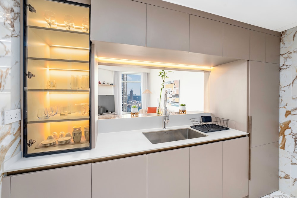 Stunning 2 BR in the heart of Downtown
