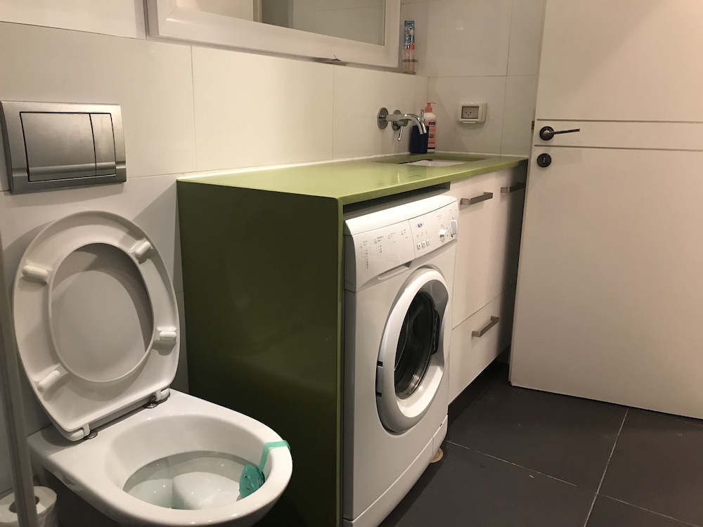 2Rooms Perfect Location 1Min to Beach