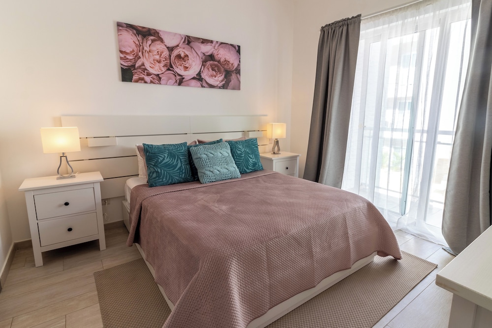 Modern 2BR Apartment - Paseo del Mar