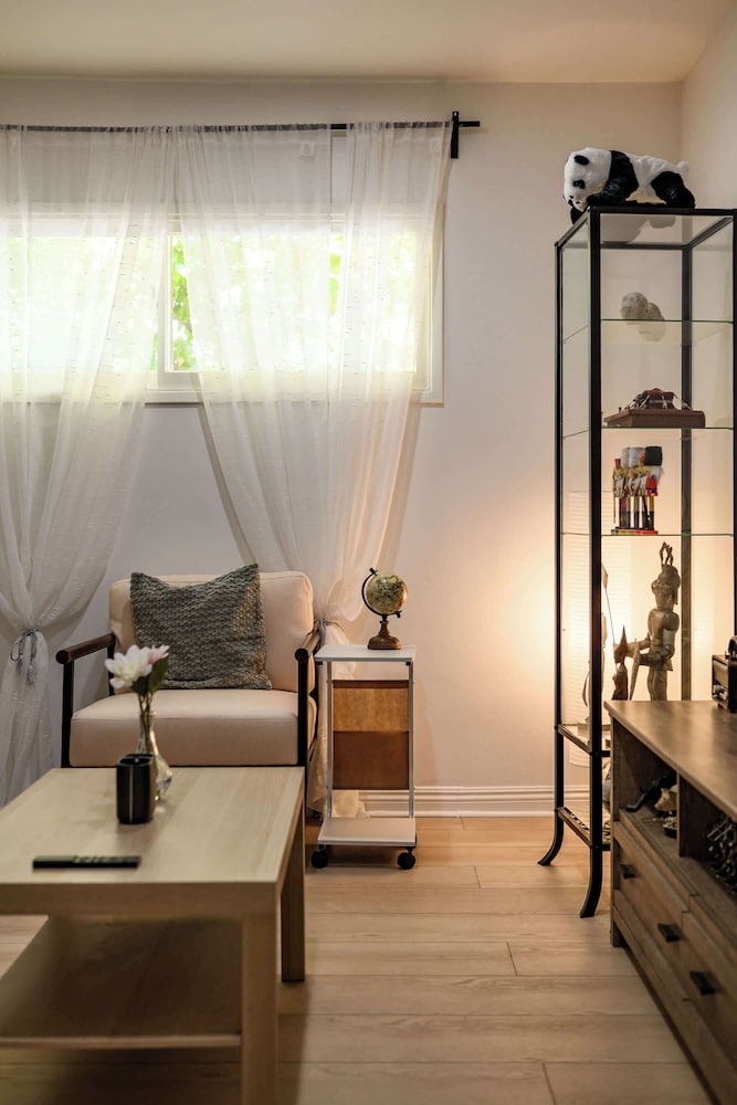 Modern 5BR Villa w AC Fast Wifi Near Crypto