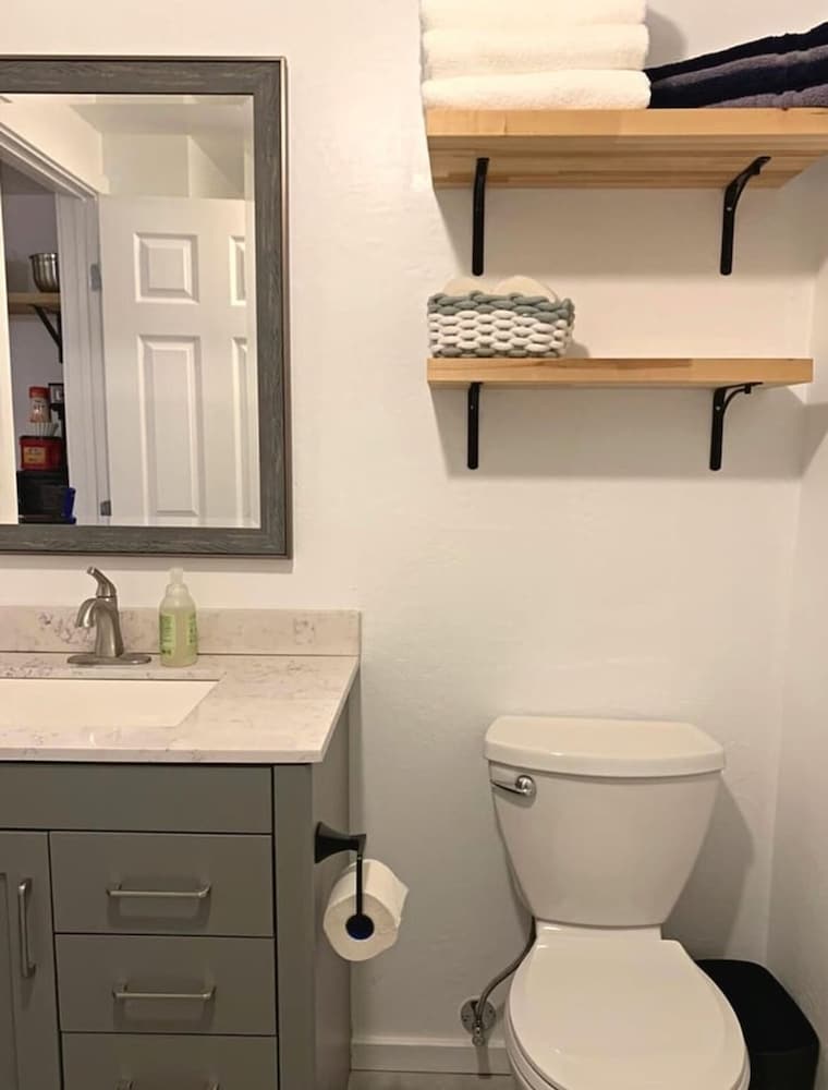 Stunning Phoenix Studio Stylish Oasis in a Prime Location