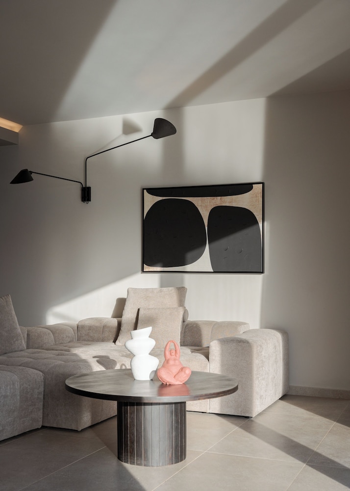 Neromai Cave Luxury Villas