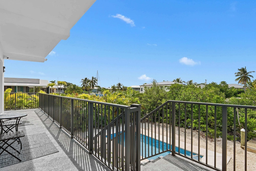 Isla Luna Waterfront Oasis Pool Dock Kayaks