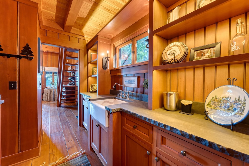 Homewood Lakefront by Avantstay Private Beach Lake Access Views