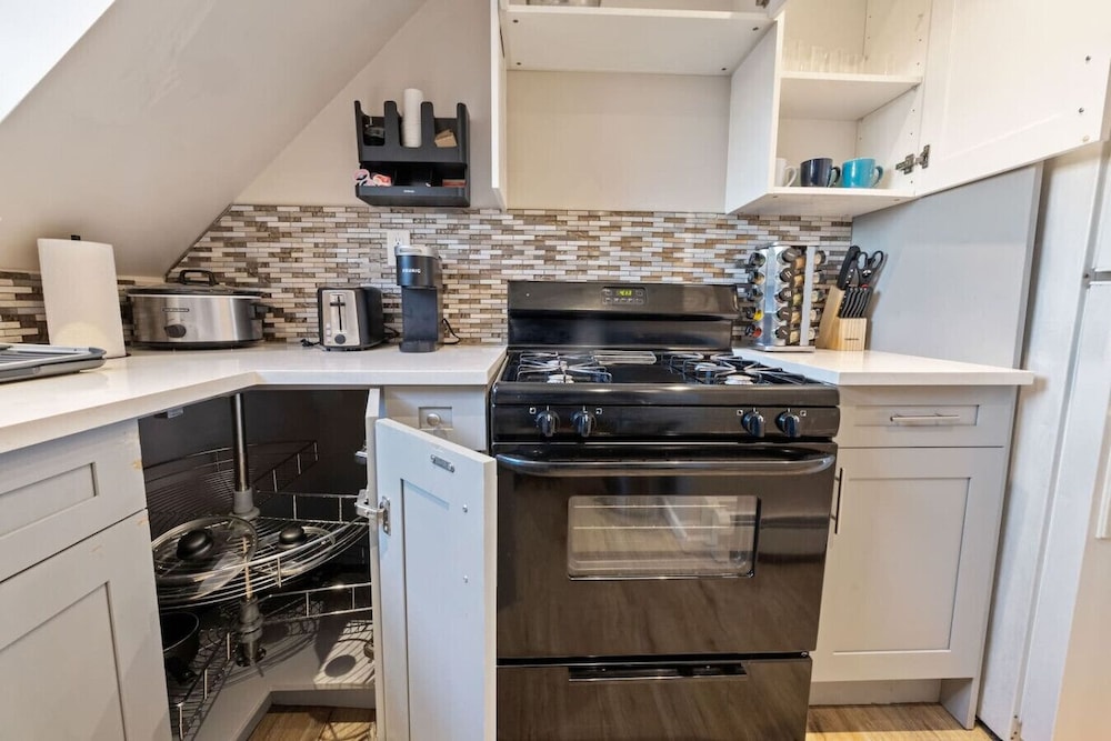 Modern 2BR Near NYC With Free Parking Workspace