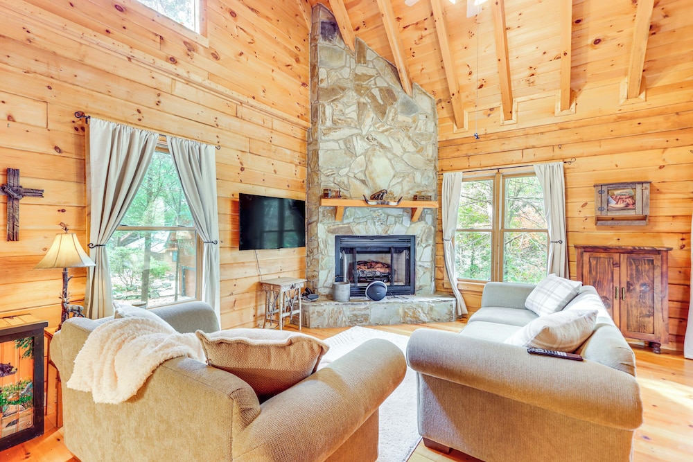 Private Hot Tub: Secluded Ellijay Cabin on River