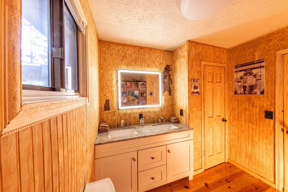 Bear Creek Lodge and Cabins in Helen Ga - Pet Friendly, River on Property, Walking Distance to downtown Helen