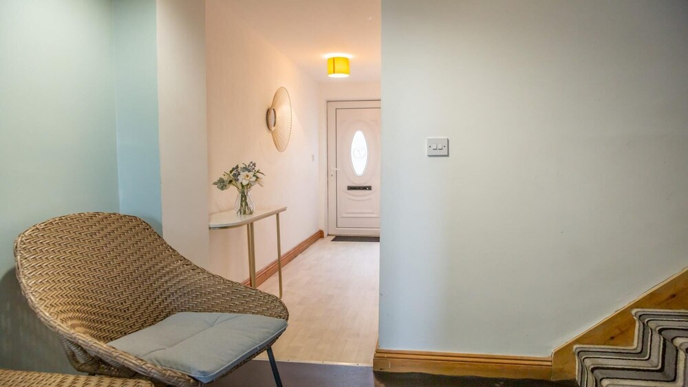 Queens Townhouse - 3 Bedrooms - Pets - Parking view 5