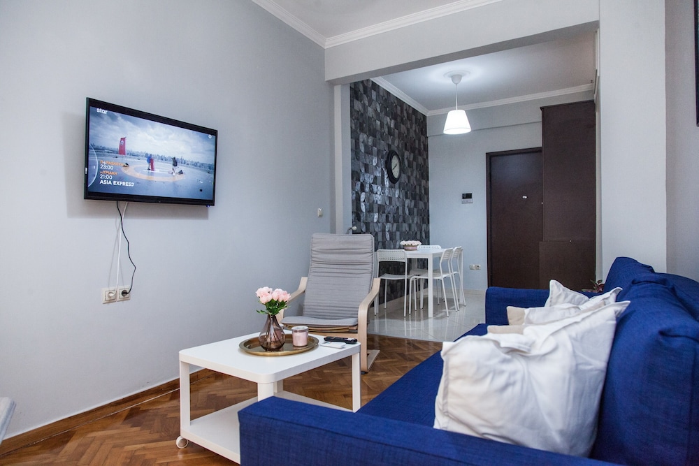 Beautiful new decorated apt in Athens
