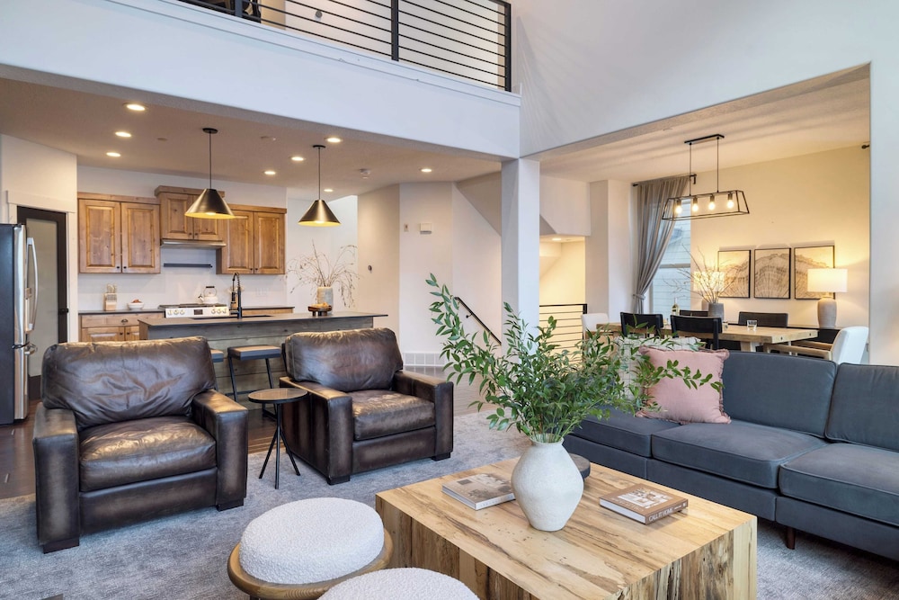 Abigail Drive Year-round Retreat w/ Hot Tub Near Trails + Historic Main St